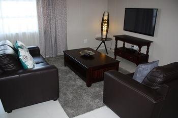 Windhoek City Accommodation Maerua Mall Экстерьер фото